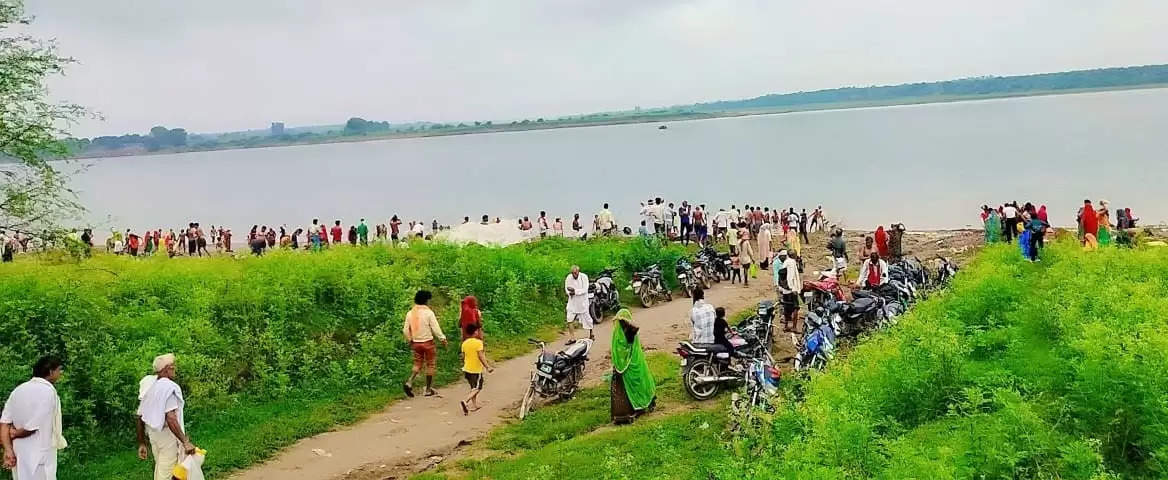 श्योपुर: सोमवती अमावस्या पर त्रिवेणी संगम में श्रद्धालुओं ने लगाई आस्था की डूबकी