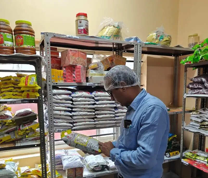 इंदौरः खाद्य सुरक्षा प्रशासन ने किया विद्यालय का निरीक्षण, एक्सपायरी उत्पाद कराए नष्ट