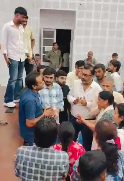 एमबीएम यूनिवर्सिटी में आधी रात को हंगामा