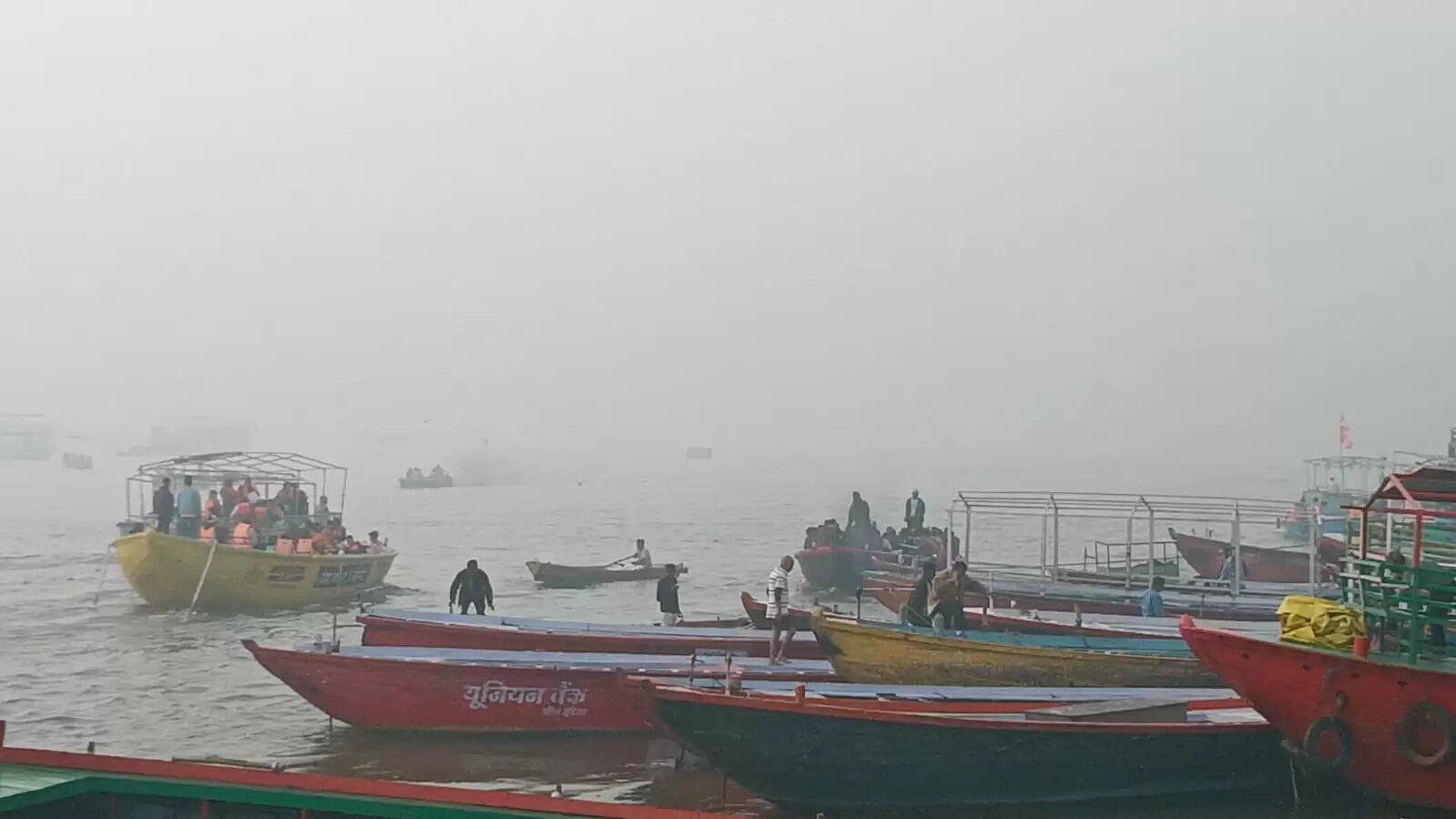 वाराणसी में जमीन से आसमान तक घने कोहरे की चादर तनी,वाहनों की रफ्तार पर लगा ब्रेक