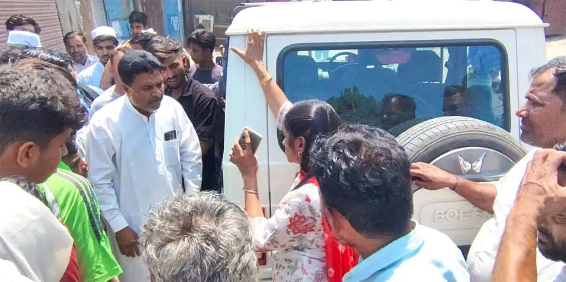 बिजली मीटर हटाने की कार्रवाई पर हंगामा, विरोध के बाद लौटी टीम
