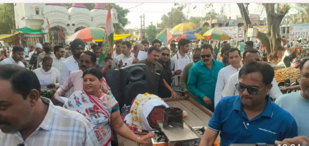 राजगढ़ःघरेलू गैस की किल्लत और बढ़ते दामों को लेकर कांग्रेस ने किया प्रदर्शन, टंकी की निकाली अर्थी