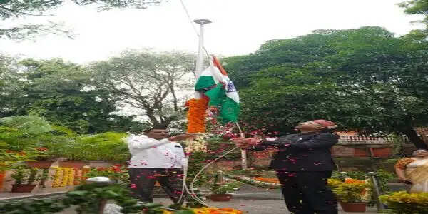 जनसम्पर्क आयुक्त मनीष सिंह और मुख्य निर्वाचन पदाधिकारी संजीव कुमार झा ने किया ध्वजारोहण