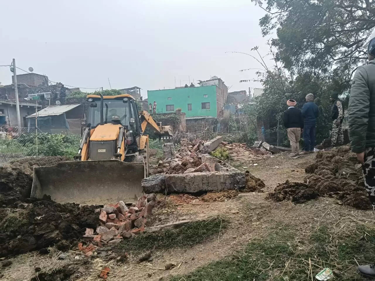 उच्च न्यायालय के आदेश पर सिकरौल पोखरा पर से प्रशासन ने हटाया अतिक्रमण