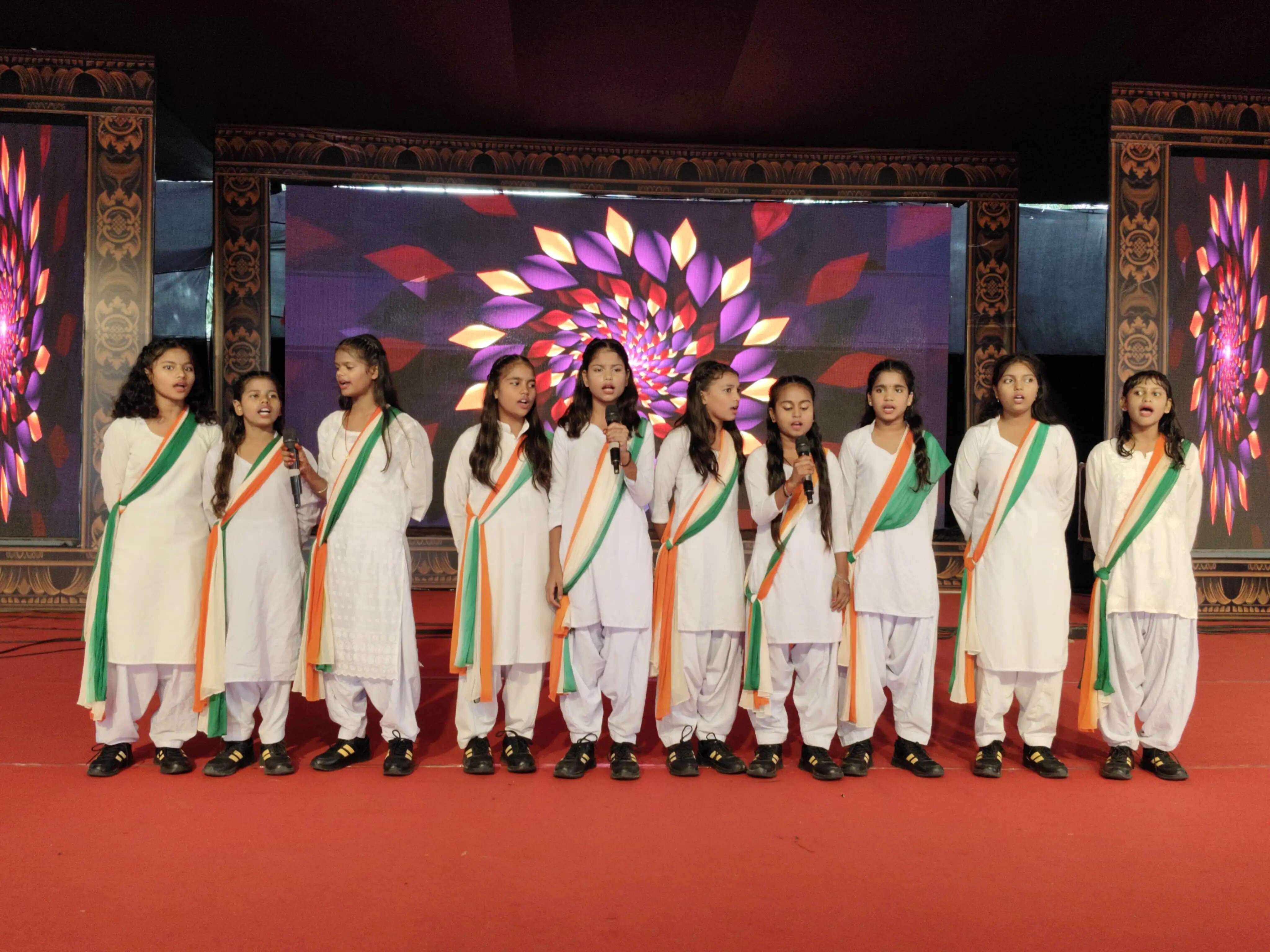 देवा मेले में समूह गान और एकल नृत्य कर बच्चों ने माेहा मन