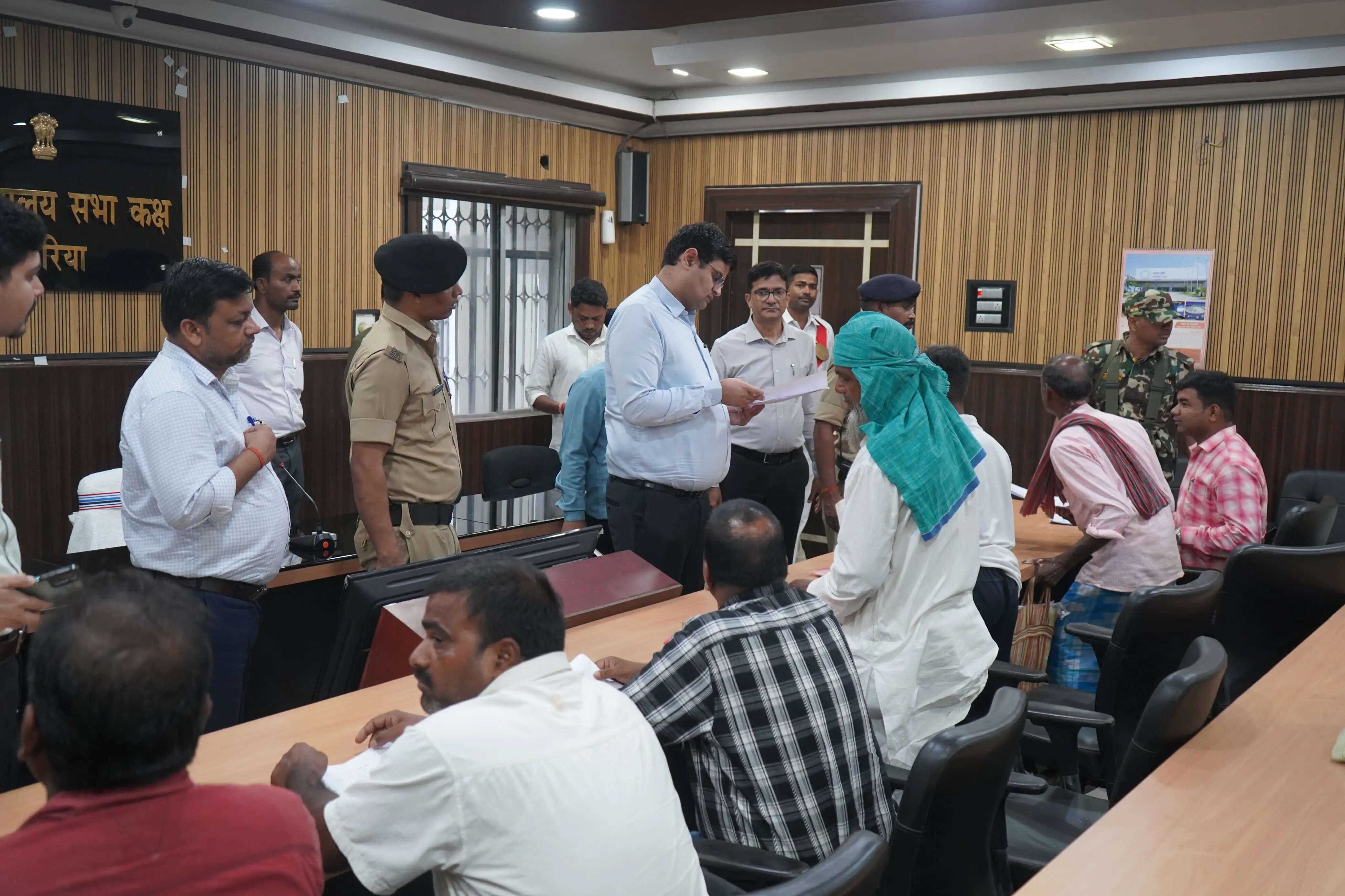 डीएम के जनता दरबार में 25 फरियादियों की सुनी गई फरियाद