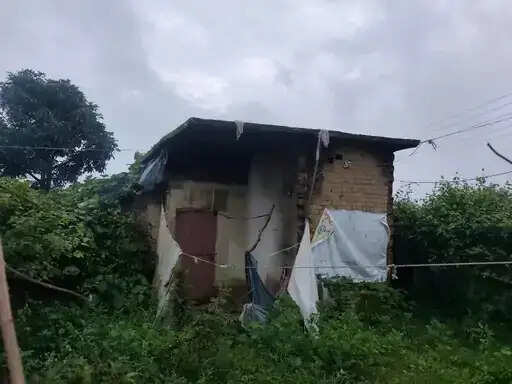 अनूपपुर: हुडको के जर्जर आवासों में जान जोखिम में डाल रह रहे लोग, नगर परिषद ने भेजा नोटिस