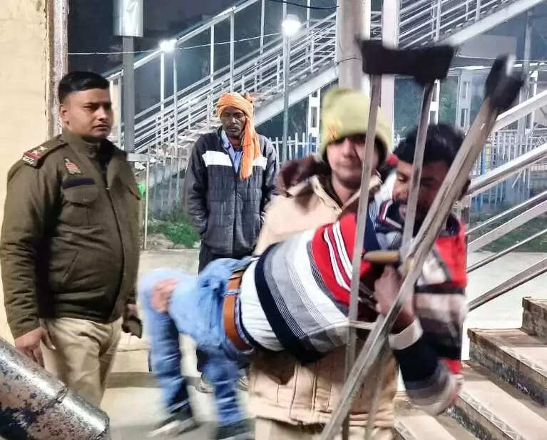 जीआरपी का सराहनीय मानवीय कार्य, दिव्यांग यात्री को गोद में उठाकर सुरक्षित ट्रेन में बैठाया