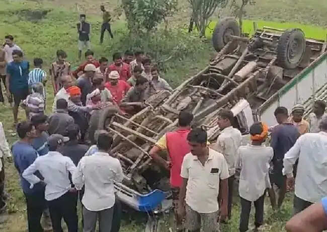 बालाघाट जिले के रामपायली में ग्रामीणों से भरी पिकअप पलटी, 18 मजदूर घायल