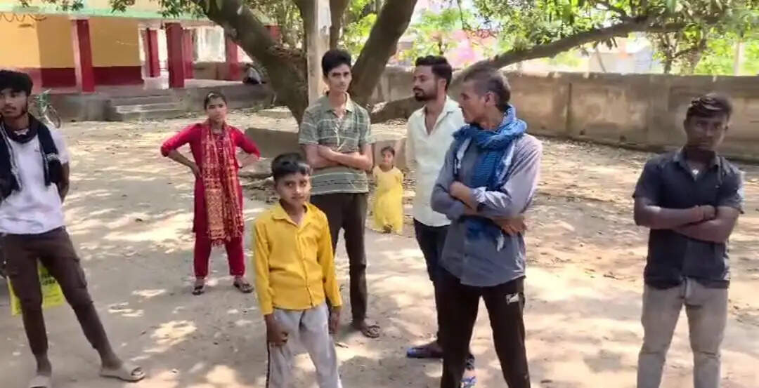 आधार केंद्र बंद रहने से बढ़ी लोगों की परेशानी, कई दिनों से लौट रहे लोग