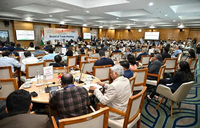 चालू वित्त वर्ष 2026-27 में एक लाख करोड़ डॉलर के निर्यात का लक्ष्य : पीयूष गोयल