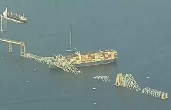 बाल्टीमोर में भारतीय चालक दल वाले मालवाहक जहाज के टकराने से पुल गिरा, लोगों की तलाश जारी