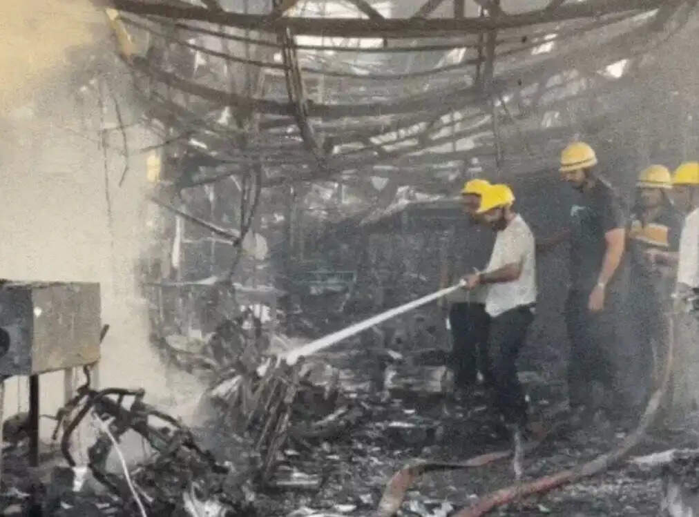 इलेक्ट्रिक वाहनों के दो शोरूम में भीषण आग, 40 वाहन जलकर खाक; ऑटो पार्ट्स शोरूम भी चपेट में
