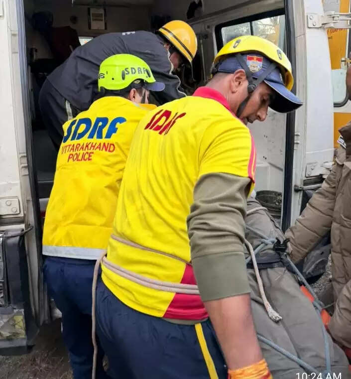 सिरकोट के पास खाई में गिरी कार, एक घायल