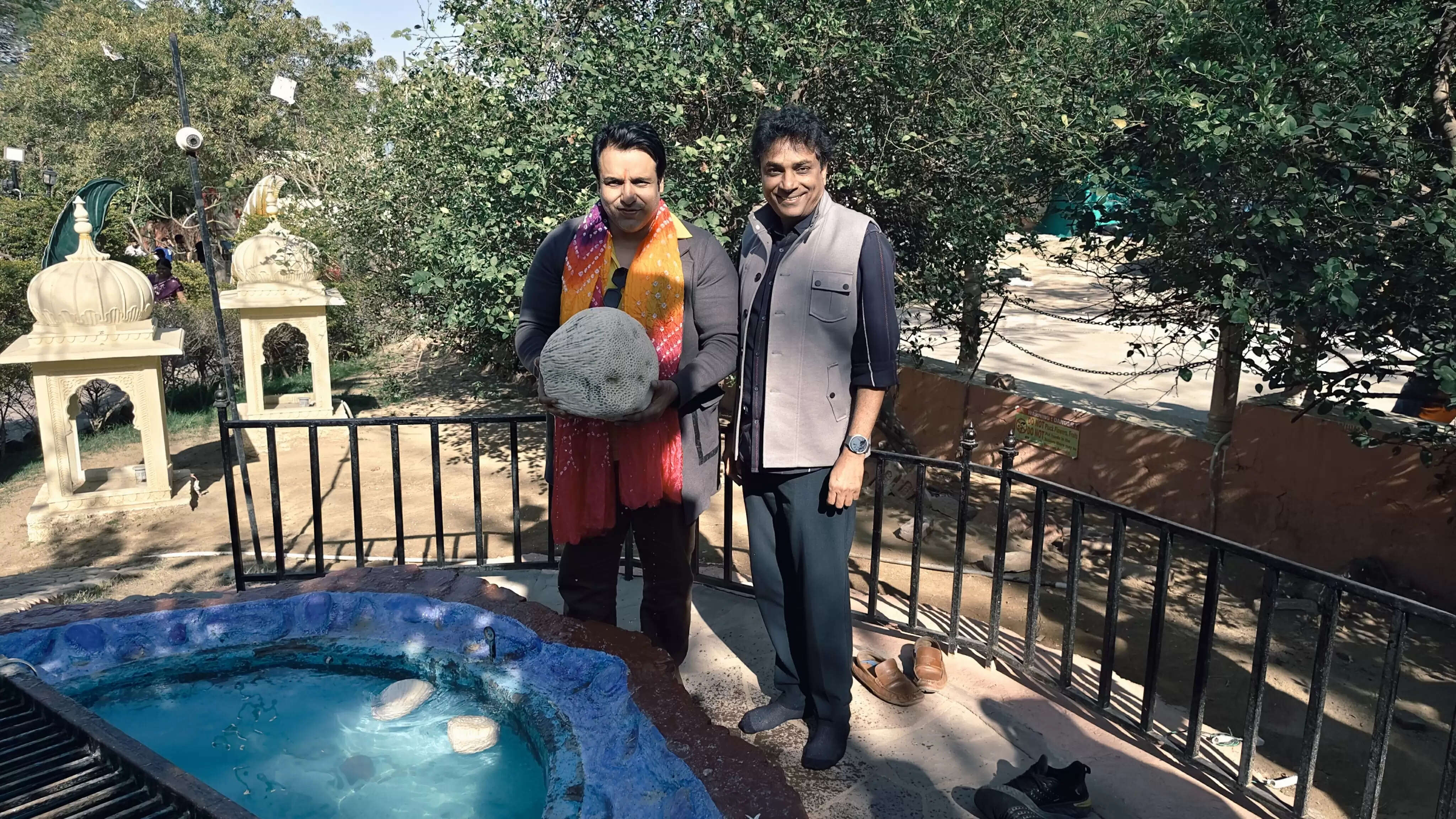 भोजपुरी अभिनेता विनय आनंद ने किया खजाना महल म्यूजियम विजिट