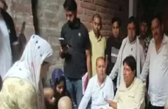 सपा सांसद रामजीलाल व कांग्रेसियों ने आकाश के परिवार से की मुलाकात,दोषियों पर कार्यवाही की मांग