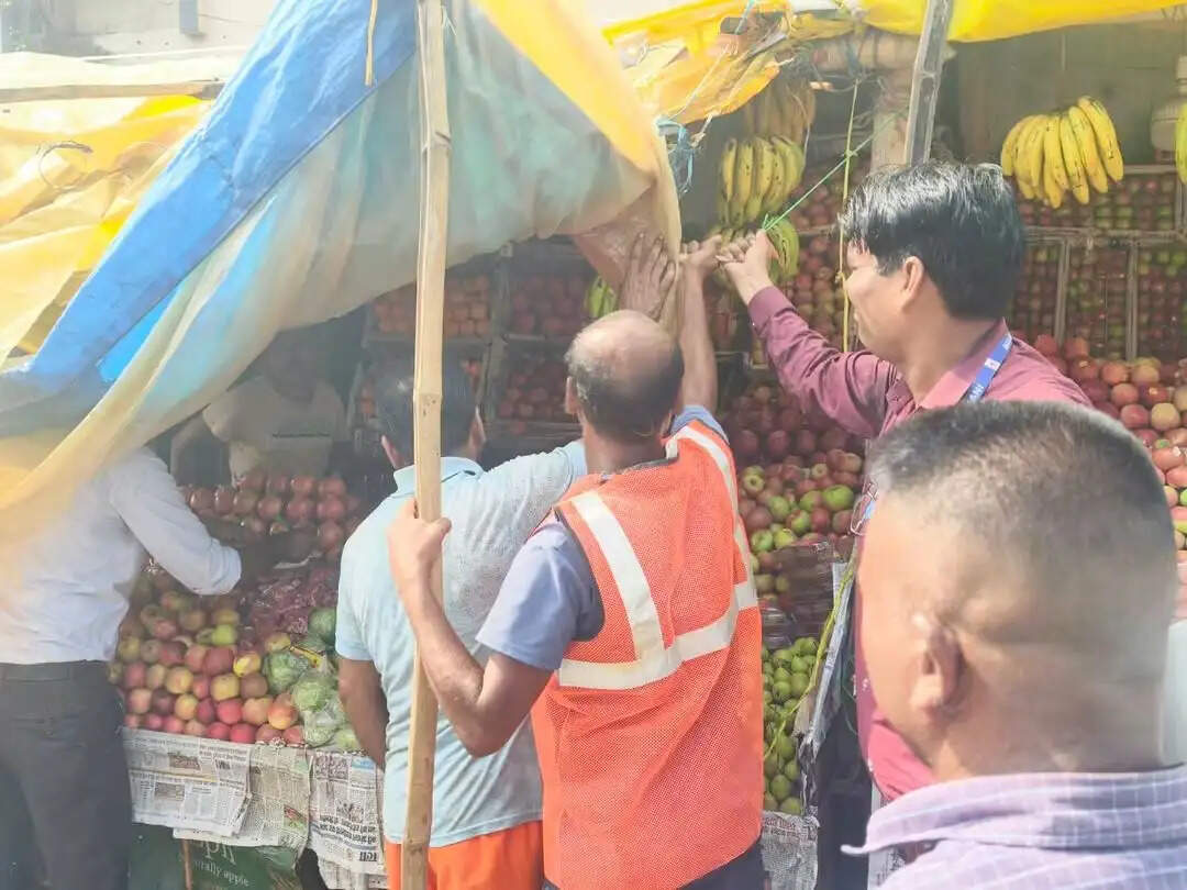जोगबनी मुख्य बाजार से हटाया गया अतिक्रमण