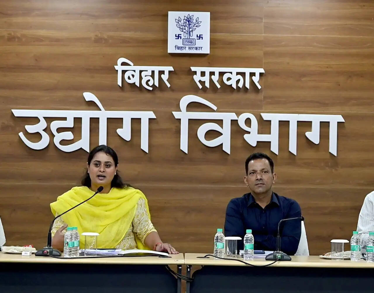औद्योगिक विकास को गति देने के लिए मंत्री ने की विभागीय समीक्षा बैठक