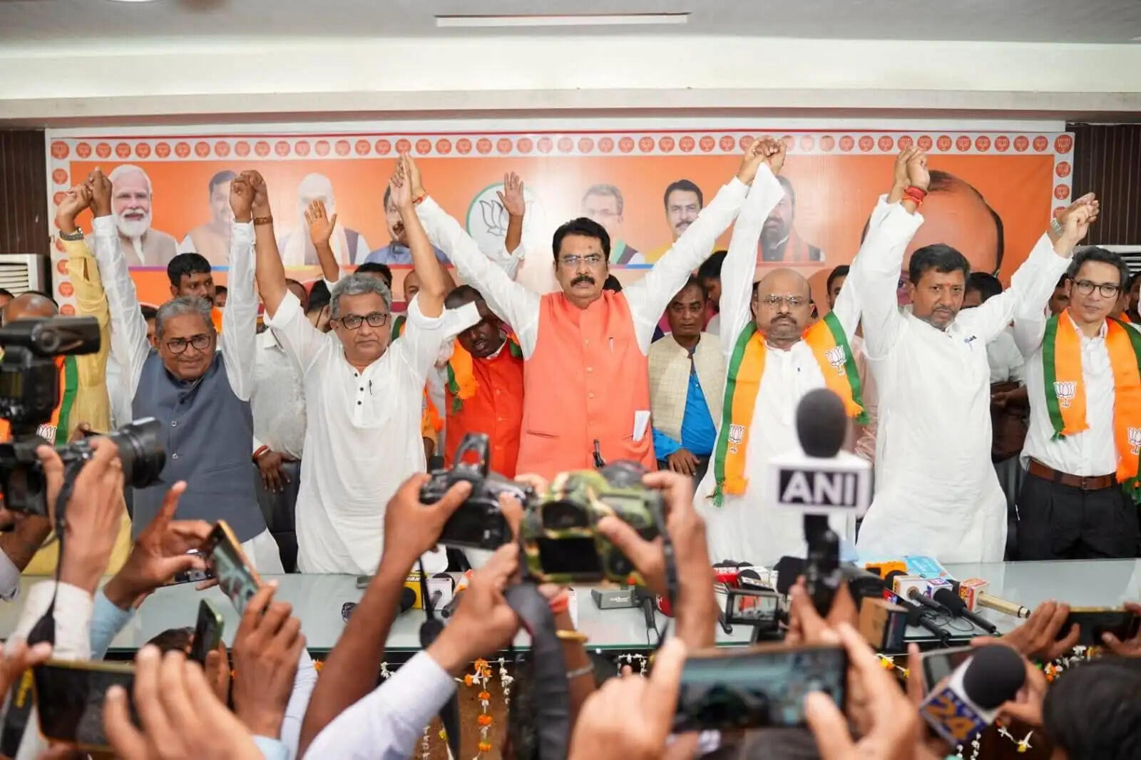 राजद के पूर्व सांसद अर्जुन राय, कांग्रेस के पूर्व प्रत्याशी विमल शुक्ला सहित कई नेता भाजपा में हुए शामिल