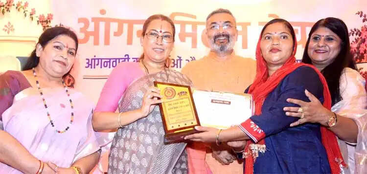 आंगनबाड़ी केंद्रों में बच्चों के भविष्य की नींव: रेखा आर्या