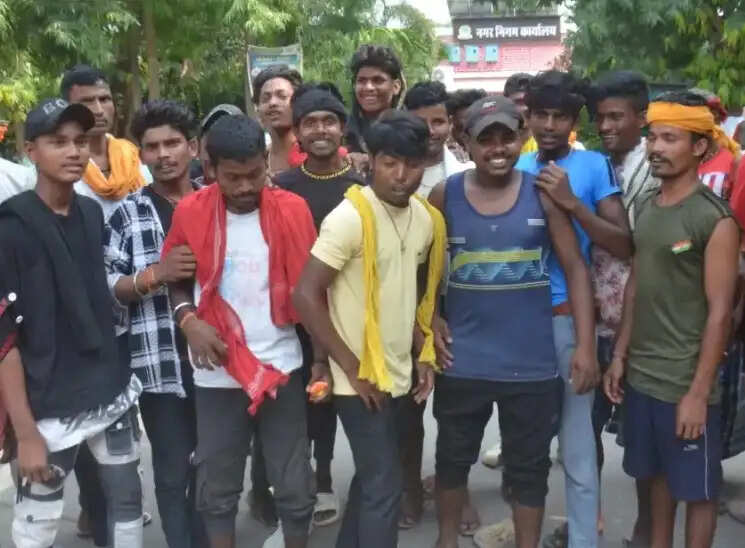 बकाया भुगतान की मांग को लेकर सफाईकर्मियों का प्रदर्शन