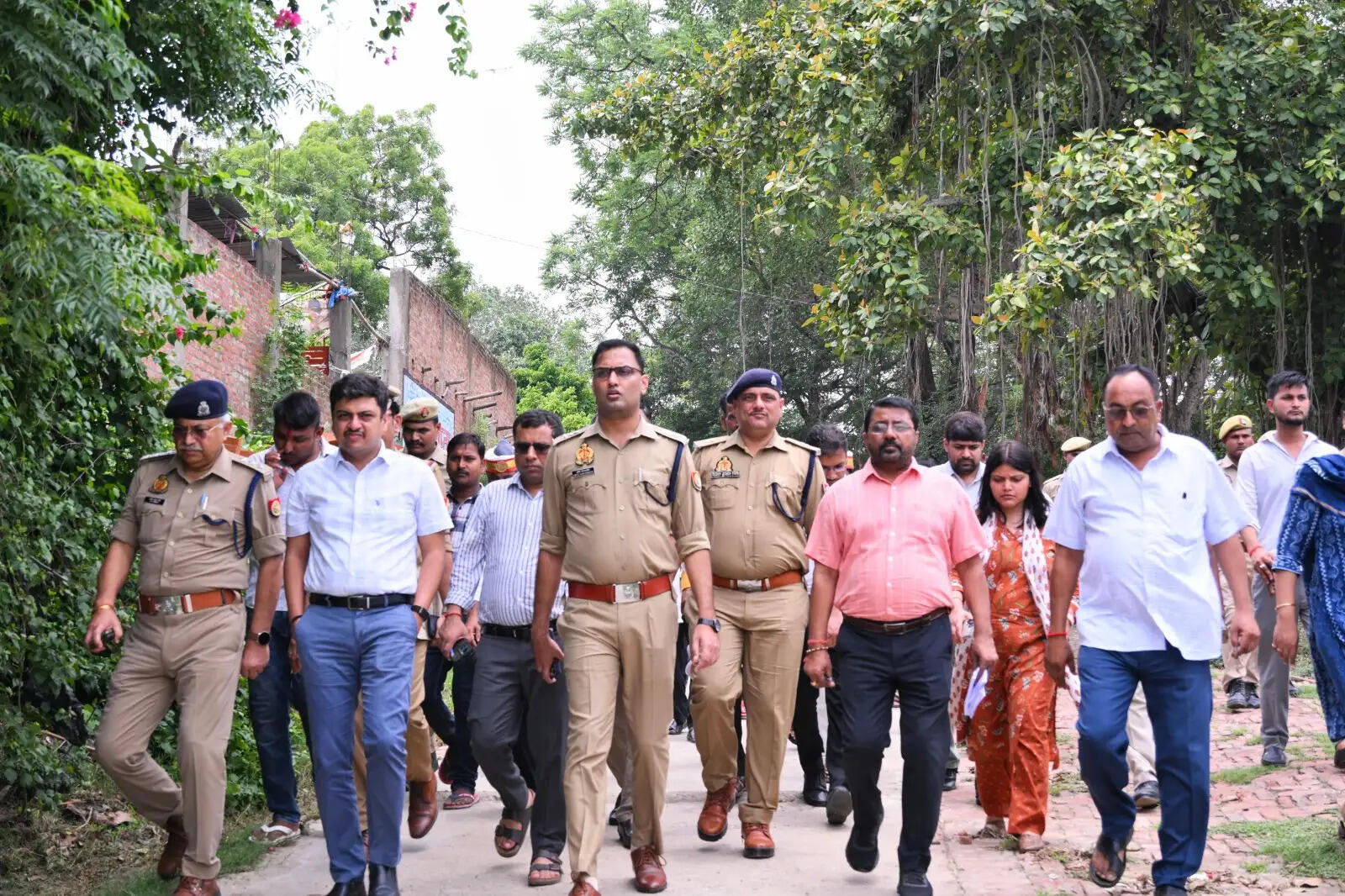 जिलाधिकारी-एसपी ने अवसानेश्वर मंदिर व घाट का लिया जायजा, सुरक्षा के दिए निर्देश