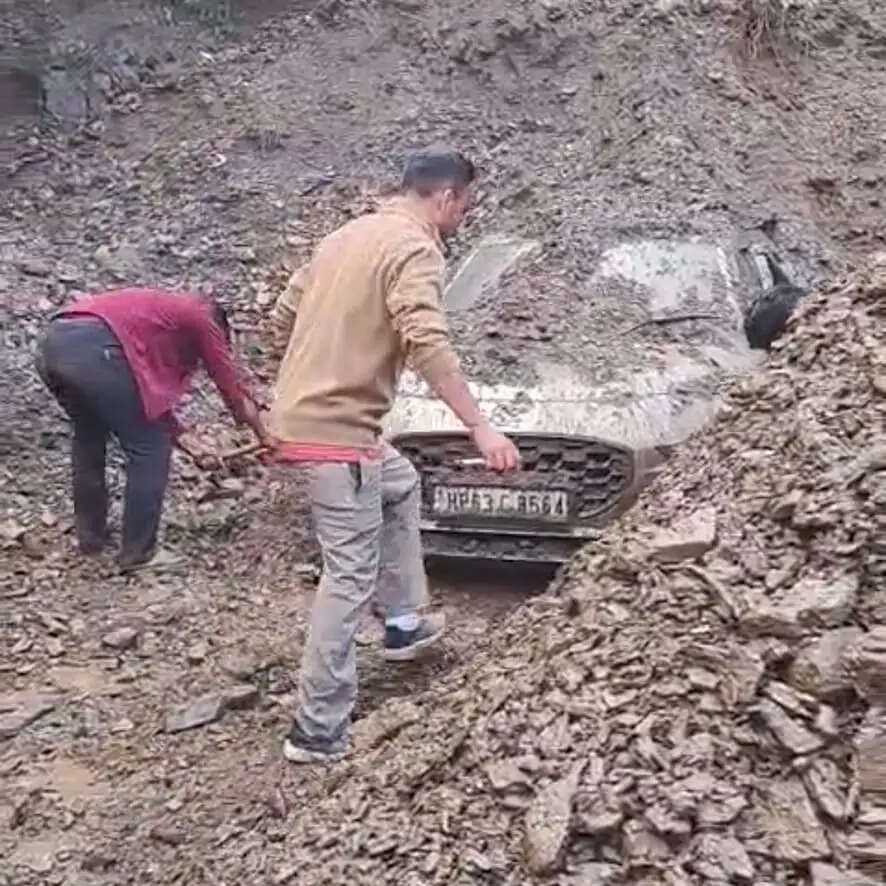 मानसून से पहले बारिश का कोहराम, शिमला में मलबे में दबीं गाड़ियां, भारी वर्षा का अलर्ट