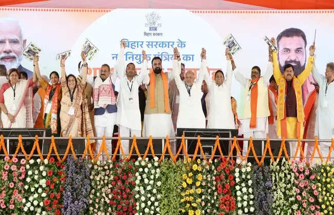बिहार में नवनियुक्त मंत्रियों के शपथ ग्रहण समारोह में शामिल हुए प्रधानमंत्री व मुख्यमंत्री