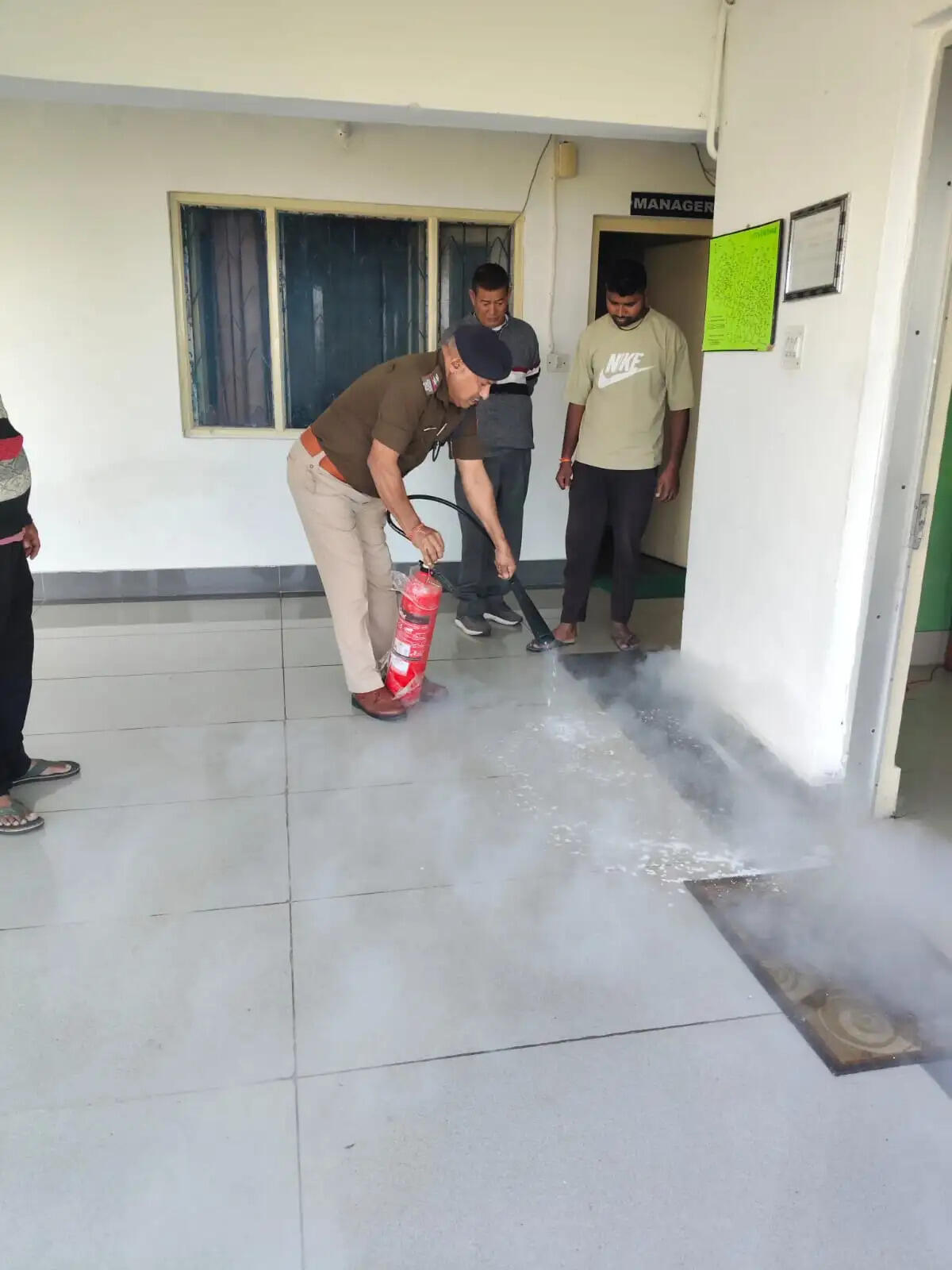 त्योहारी सीजन में अलर्ट फायर सर्विस, प्रतिष्ठानों का किया निरीक्षण