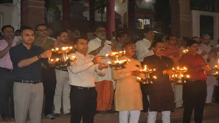 मंडलाः पंच चौकी महा आरती में शामिल हुए कलेक्टर धोटे