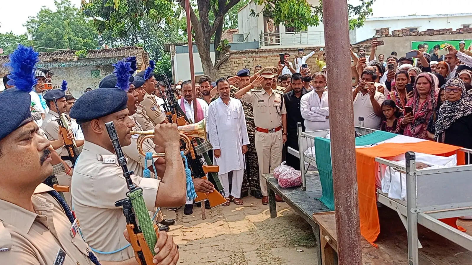 सी आर पी एफ जवान का हार्ट फेल से निधन सैन्य सम्मान के साथ किया गया अंतिम संस्कार
