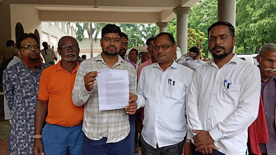 घनी आबादी के ऊपर से गुजर रही 11 केवी विद्युत लाइन हटाने की मांग, ग्रामीण पहुंचे जनदर्शन