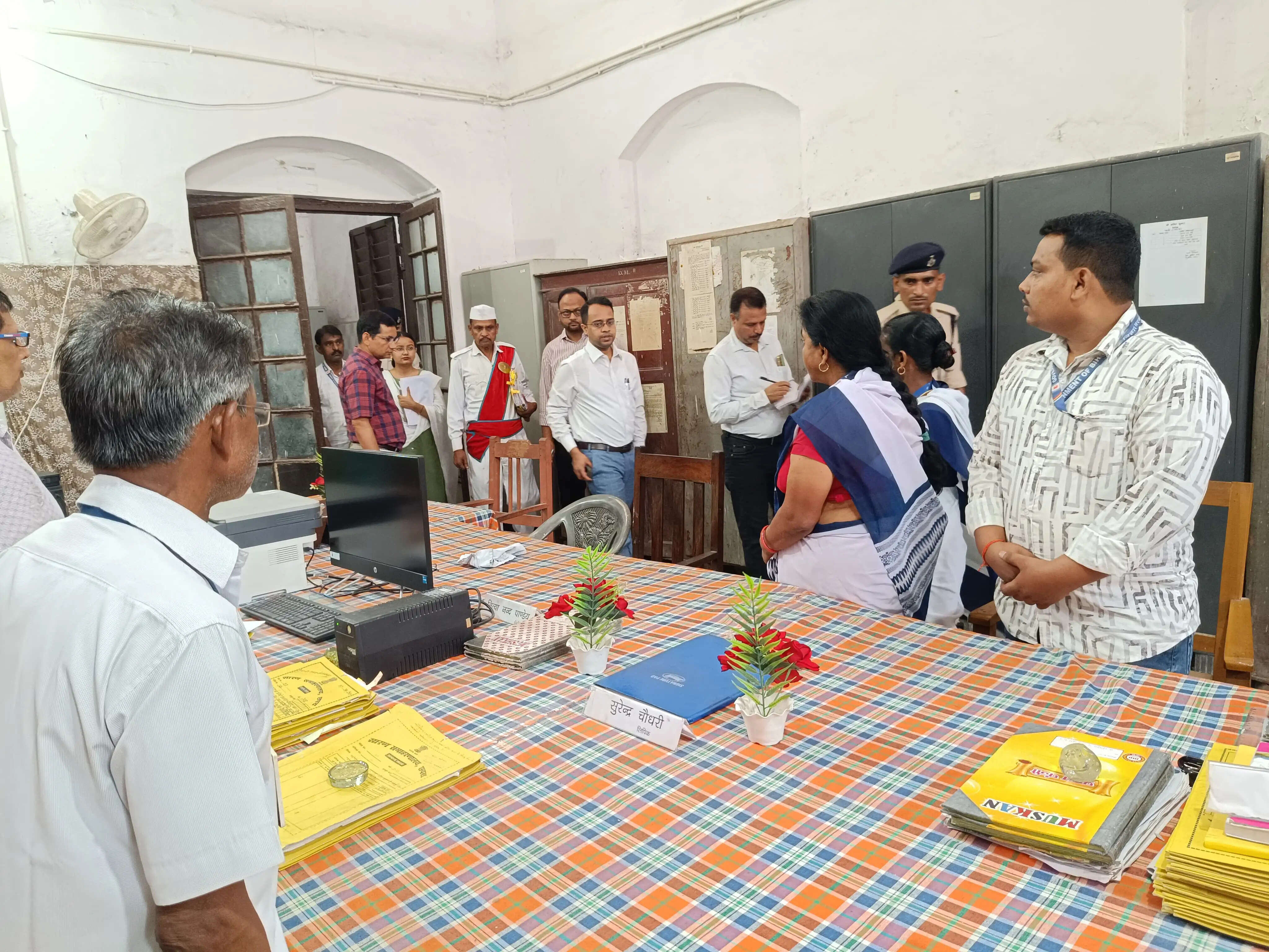 जिलाधिकारी वैभव श्रीवास्तव ने किया जिला सामान्य शाखा का औचक निरीक्षण