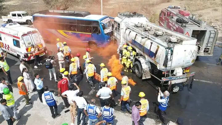 सीहोरः इंदौर-भोपाल बायपास के निकट यात्री बस और गैस टैंकर में जबरदस्त भिड़ंत, 25 यात्री घायल