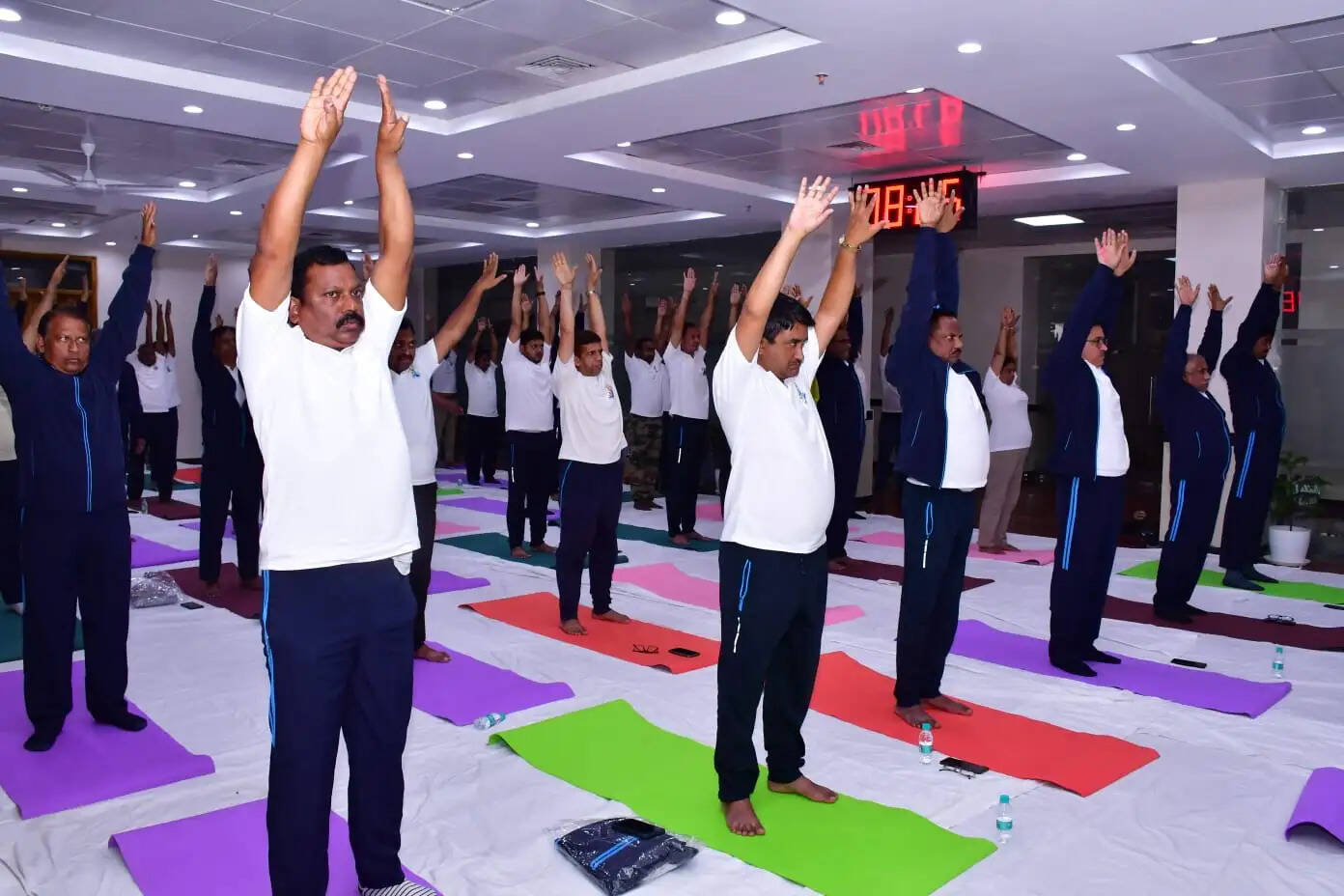अंतर्राष्ट्रीय योग दिवस : विधानसभा सचिवालय में अधिकारी-कर्मचारियों ने किया योग अभ्यास