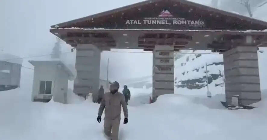 हिमाचल में बारिश-बर्फबारी से शीतलहर, अटल टनल में वाहनों की आवाजाही बंद, कई जिलों में ऑरेंज अलर्ट