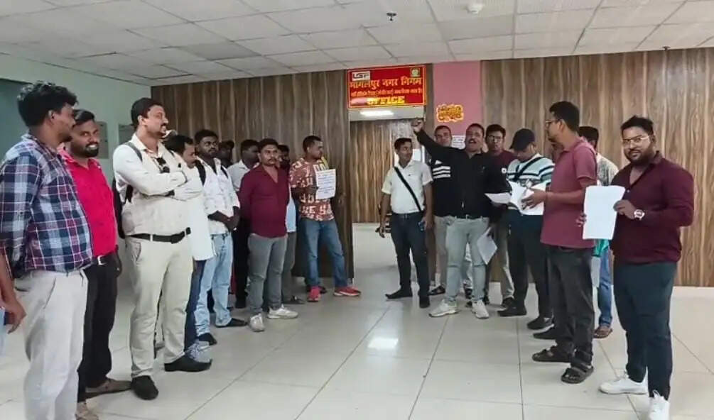 विभिन्न मांगों को लेकर कर संग्रहकों का प्रदर्शन, अनिश्चितकालीन हड़ताल शुरू