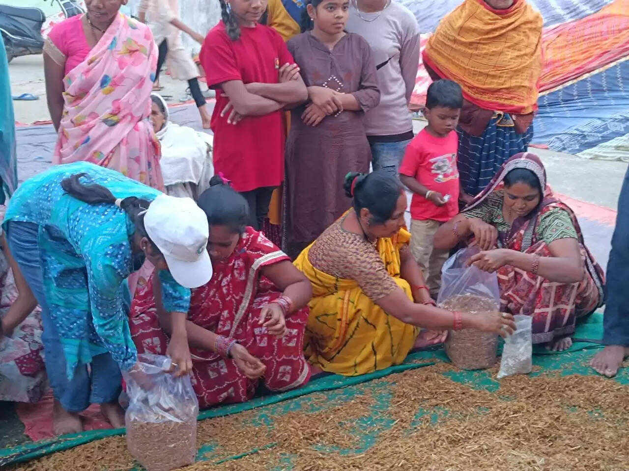 ग्राम बानगर में ग्रामीणाें के समक्ष किया गया मशरूम उत्पादन का प्रायोगिक प्रदर्शन