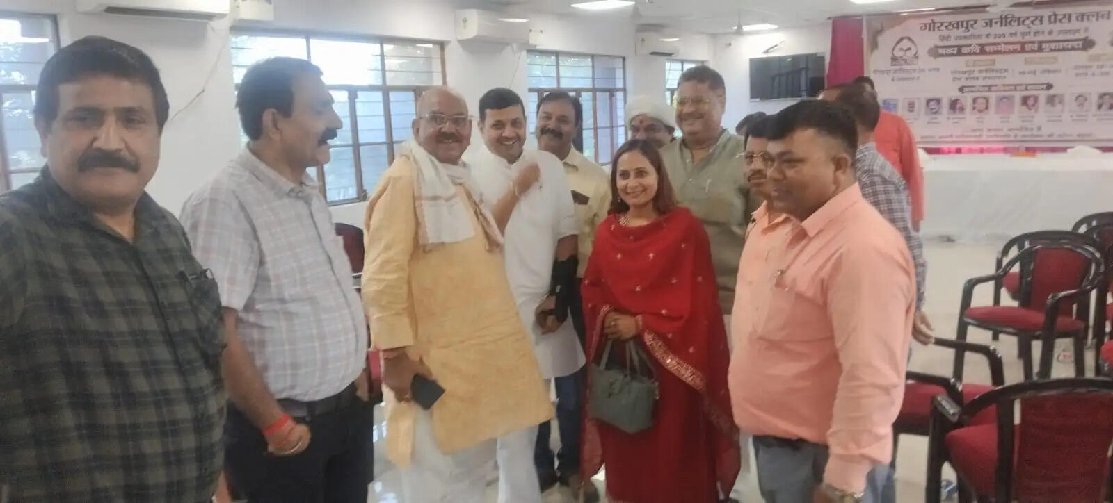 कवि सम्मेलन व मुशायरे में बही संवेदना और व्यंग्य की धारा, बजती रही तालियां