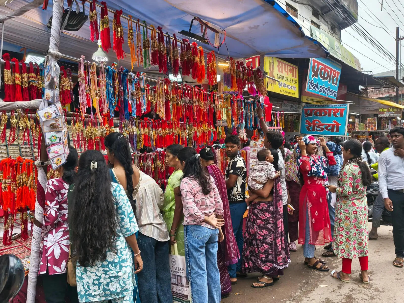 28 अगस्त को राखी पर्व, बाजार में उमड़ी भीड़
