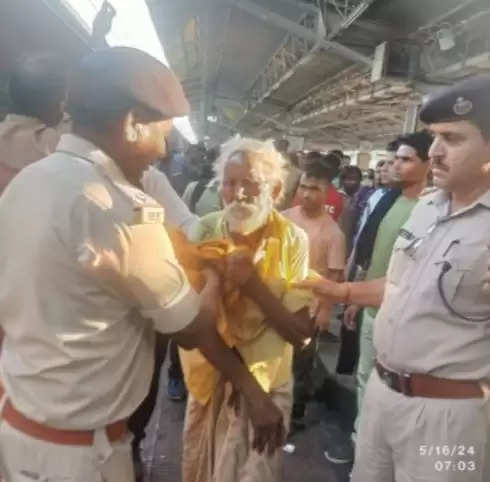 चलती ट्रेन में चढ़ने के प्रयास में वृद्ध का पैर फिसला, आरपीएफ कर्मियों ने देवदूत बनकर बचाई जान