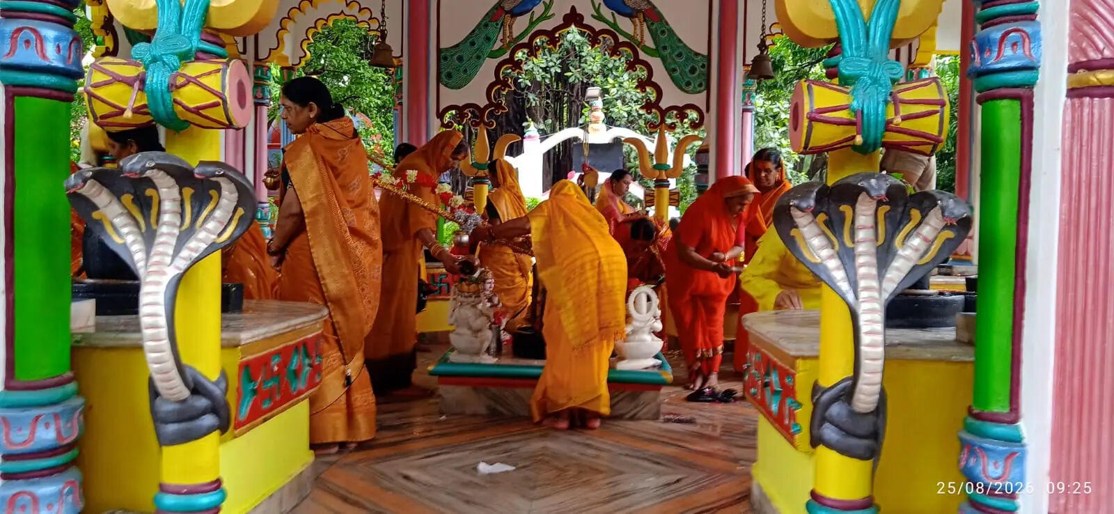 रामकुंड धाम से निकली महिलाओं की पवित्र कांवड़ यात्रा, गूंजा हर-हर महादेव
