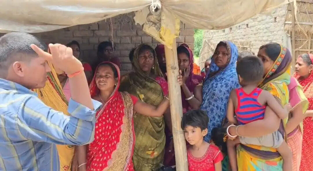 आंगनबाड़ी की व्यवस्था को लेकर ग्रामीणों का प्रदर्शन