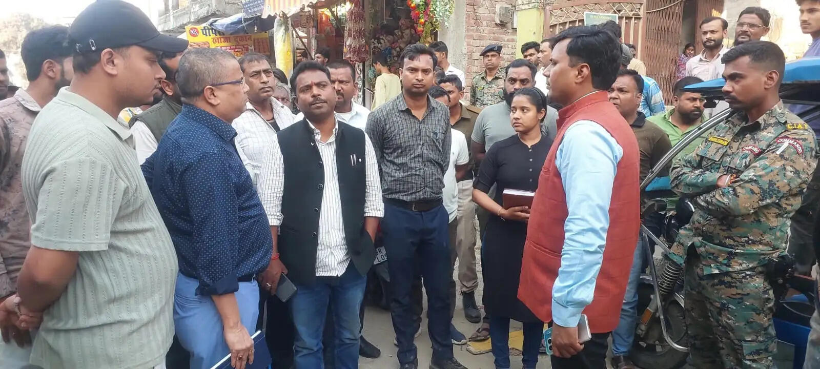 सड़क निर्माण की गुणवत्ता की अधिकारियों के साथ विधायक ने की जांच