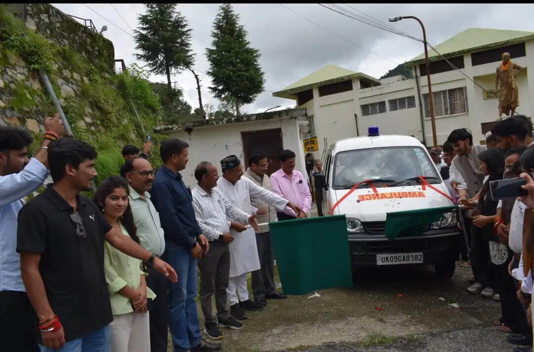 टिहरी के एसआरटी परिसर बादशाहीथौल को विधायक निधि से दी एंबुलेंस सेवा