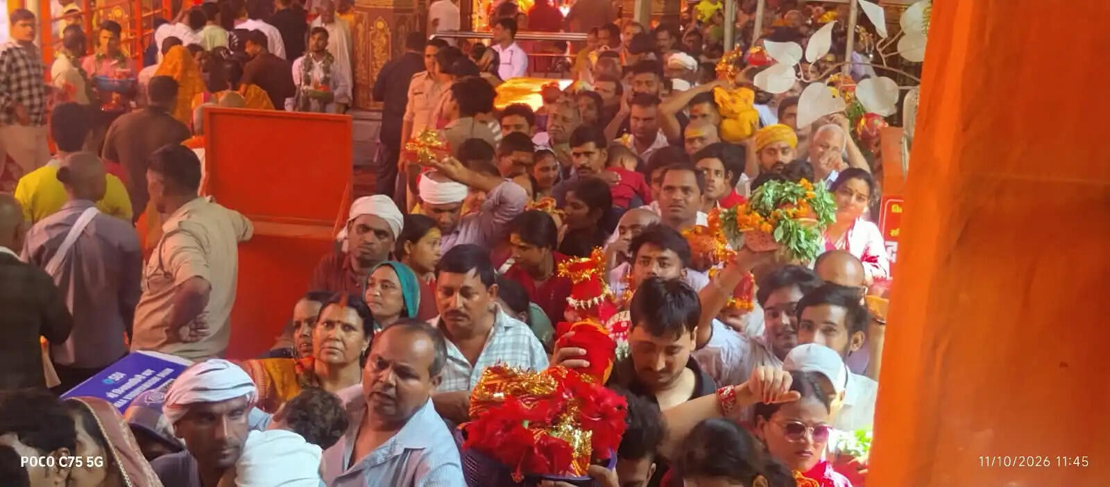 नवरात्र के चौथे दिन विंध्यधाम में उमड़ा श्रद्धा का सैलाब, मां के दर्शन को लगी लंबी कतार