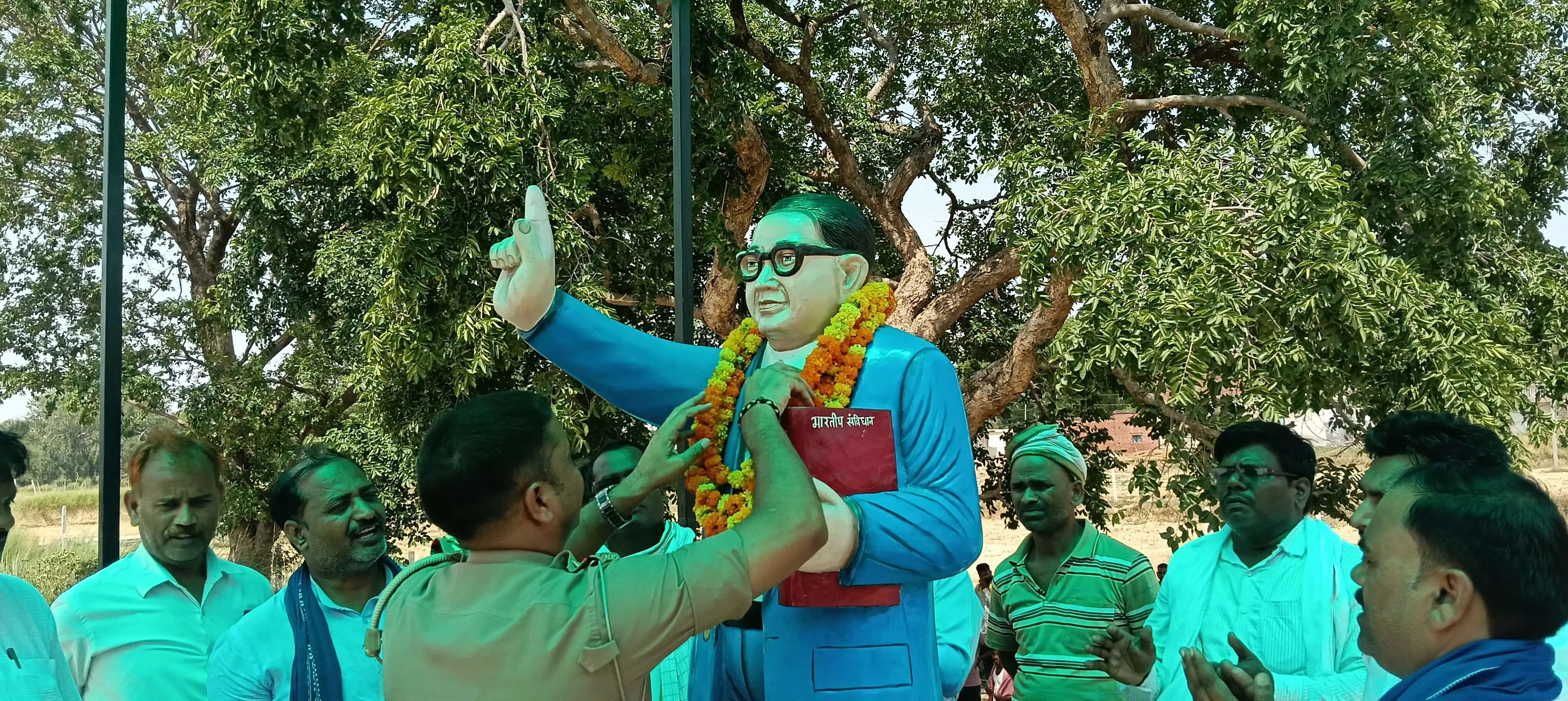 अंबेडकर प्रतिमा क्षतिग्रस्त होने पर 24 घंटे चला विरोध, मरम्मत और कार्रवाई के आश्वासन पर मामला शांत
