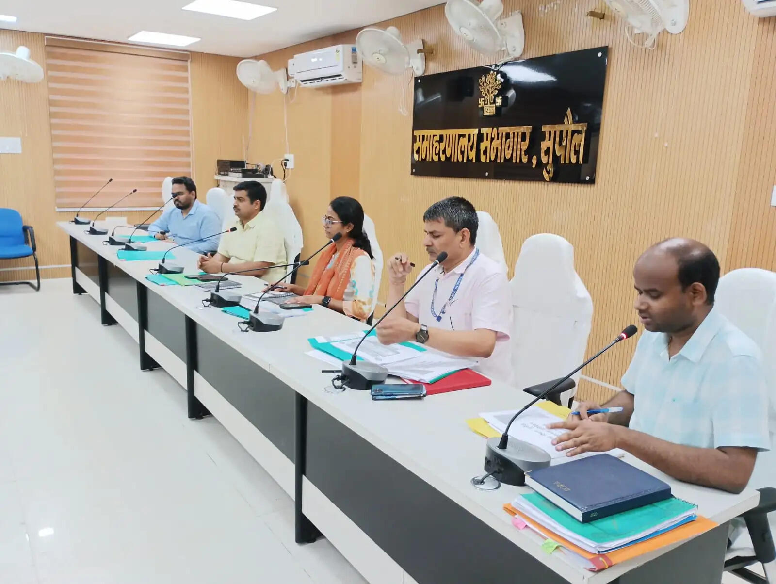 शिक्षा विभाग की समीक्षा बैठक में डीएम ने दिए कई निर्देश