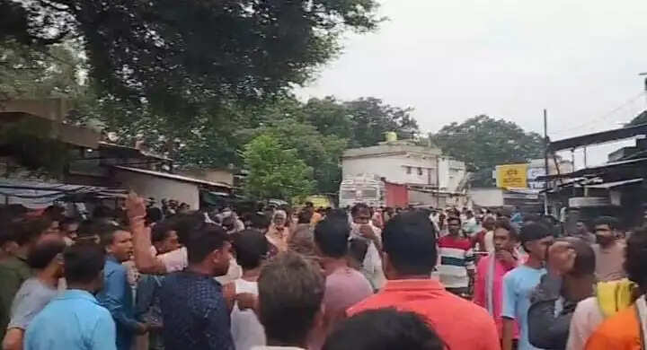ट्रैक्टर से कुचलकर छह वर्षीय मासूम की मौत, आक्रोशित ग्रामीणों ने फूंका वाहन