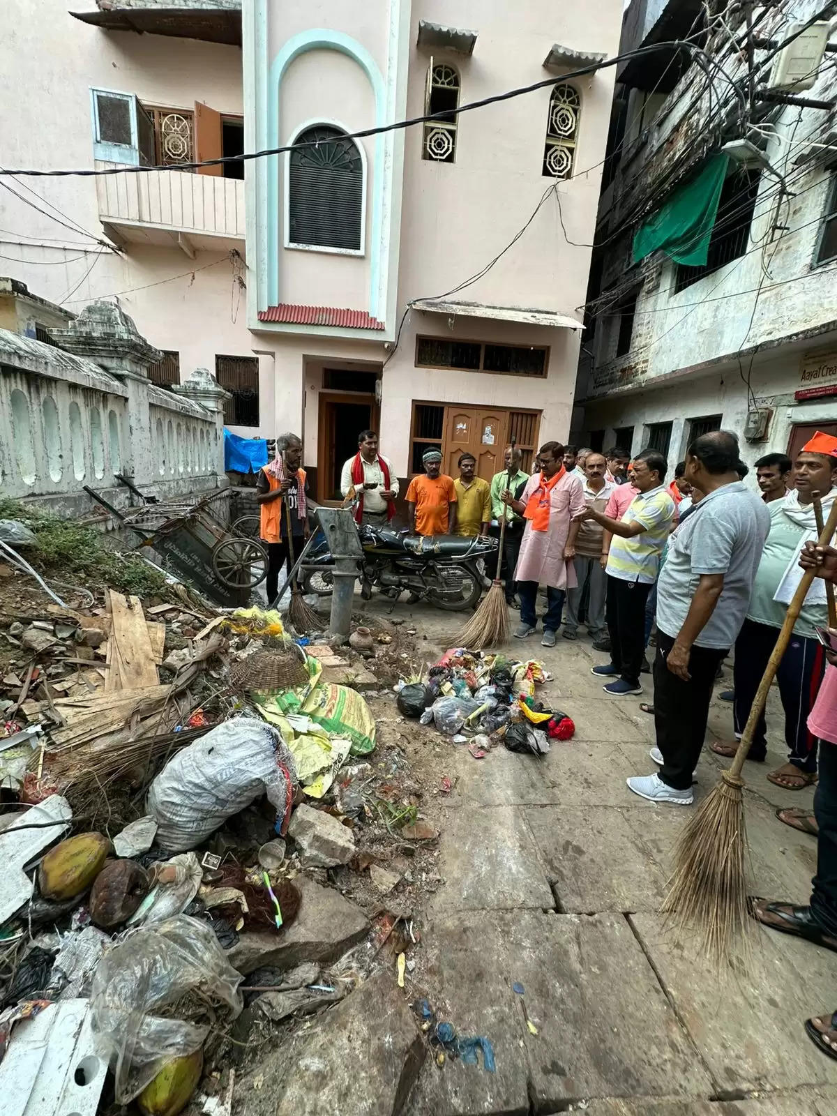 वार्ड प्रवास कार्यक्रम में विधायक नीलकंठ तिवारी ने किया माँ बागेश्वरी देवी वार्ड में प्रवास